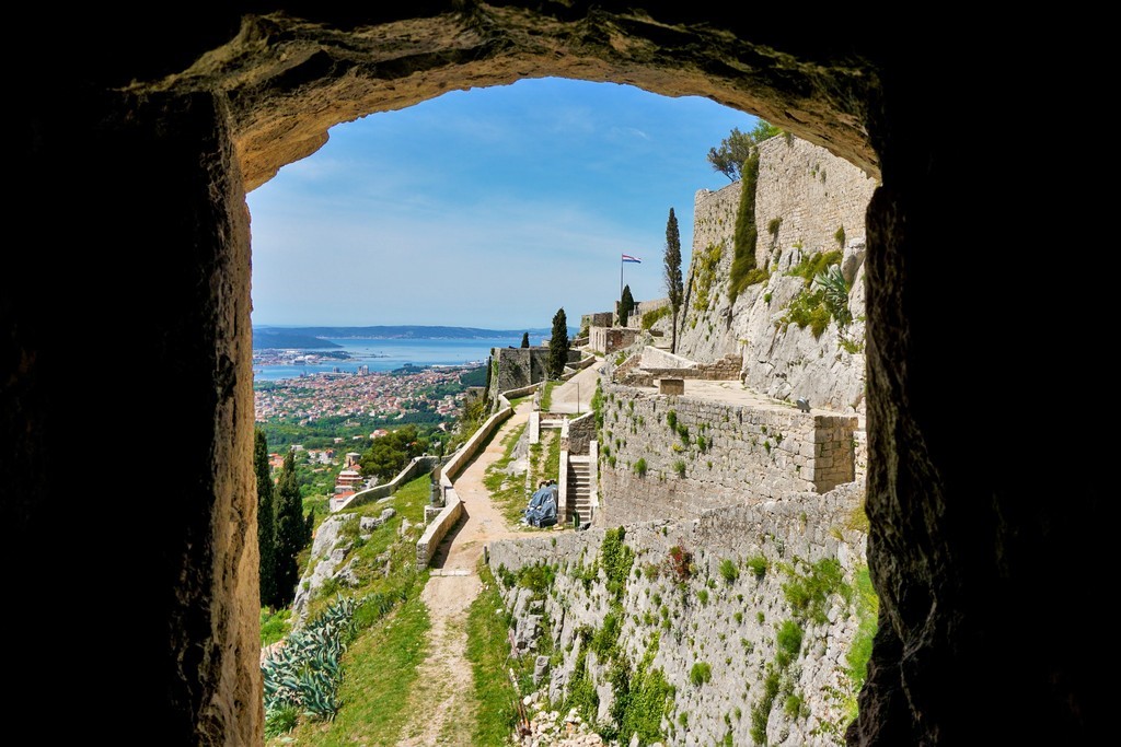 prirodni-krasy-chorvatska-pobyt-u-more-s-vylety-zricenina-hradu-klis-v-chorvatsku-poznavaci-zajezdy